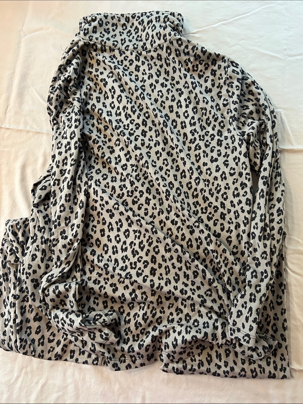 Women’s size medium Leopard Print Gray Pajama Set - Picture 4 of 5